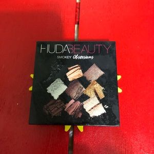 Huda Smokey palette